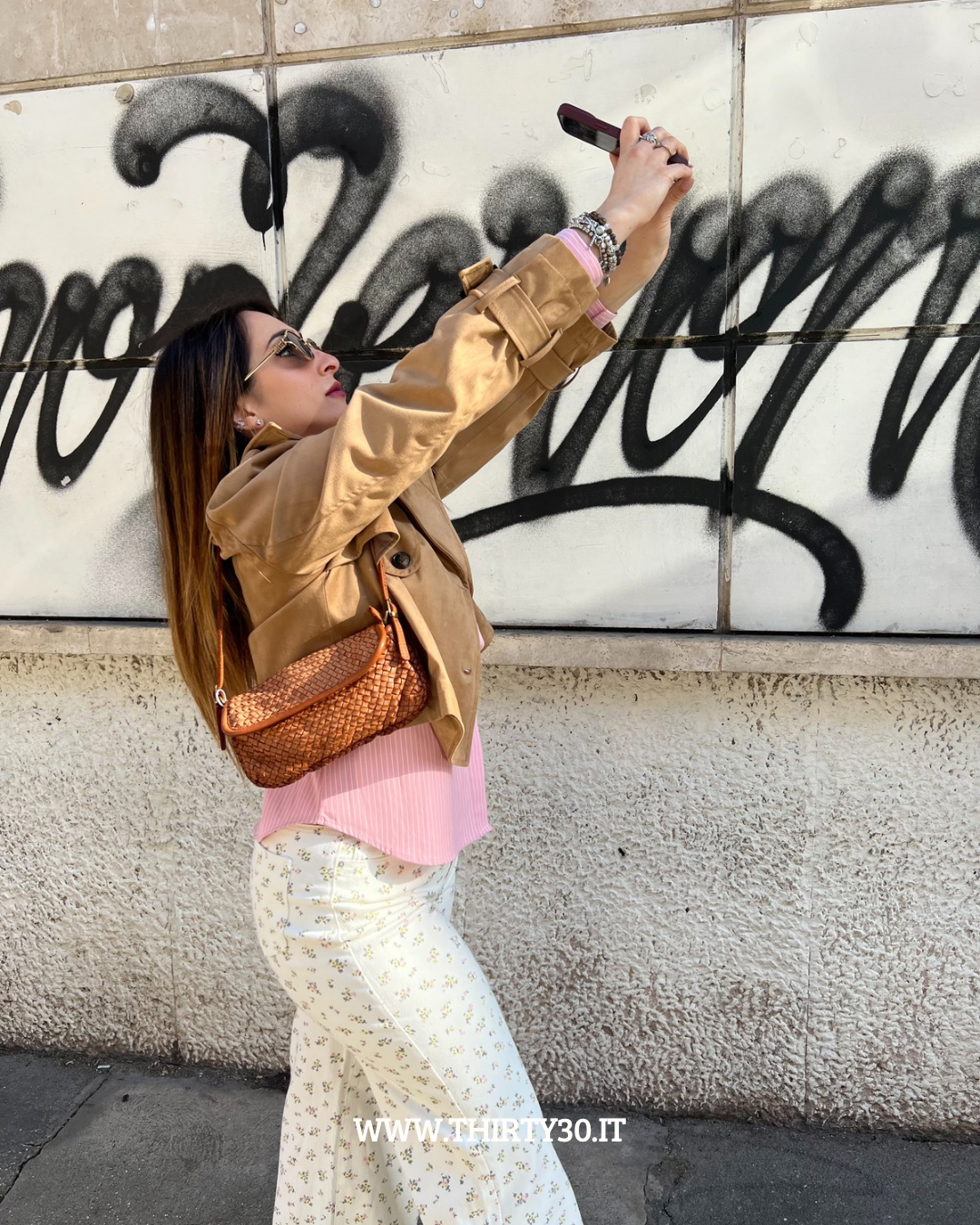 Jeans Fiorato: Come Indossare il Denim Romantico della Stagione