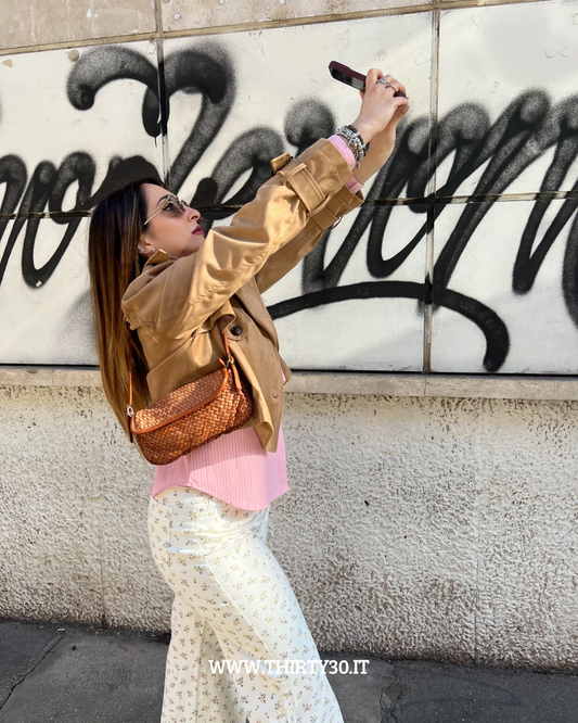 Jeans Fiorato: Come Indossare il Denim Romantico della Stagione