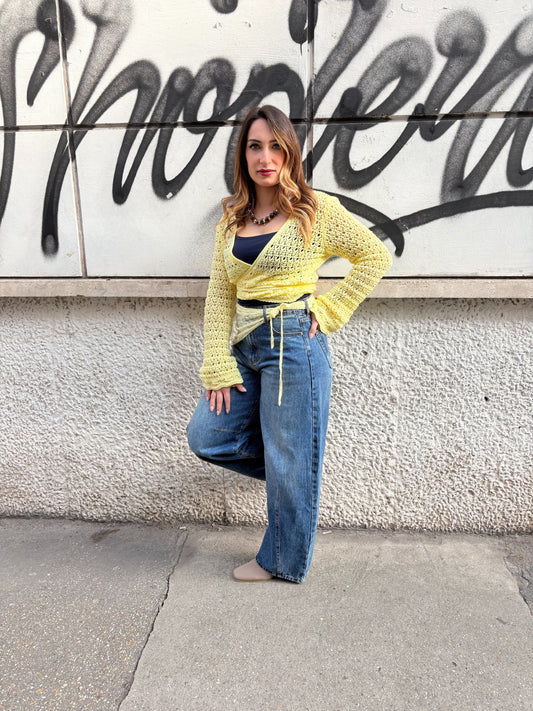 Jeans Barrel styling - Look con cardigan giallo e jeans barrel