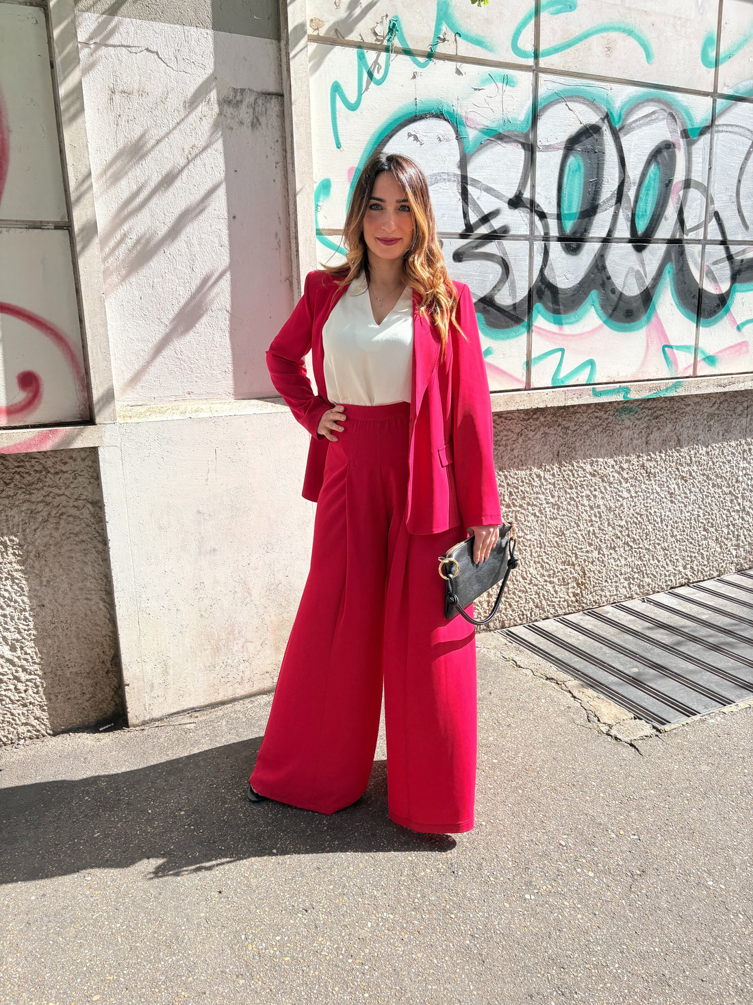 Il Rosso Fragola Firmato 18 Alameda: Il completo Versatile che Non Può Mancare