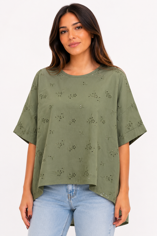 Blusa in sangallo con pences