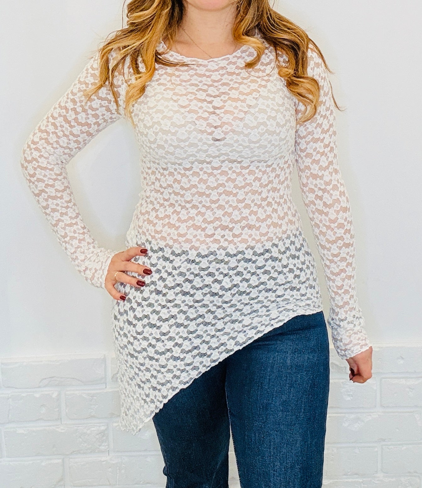 Maglia in pizzo con taglio trasversale