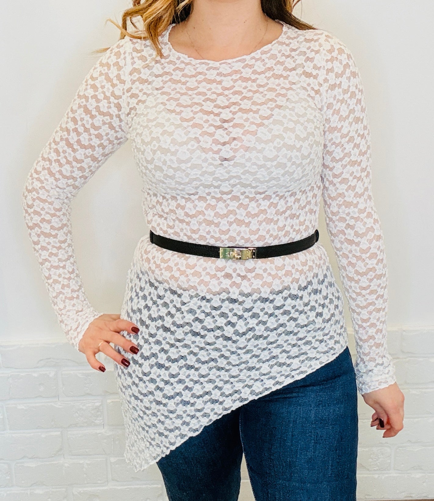 Maglia in pizzo con taglio trasversale