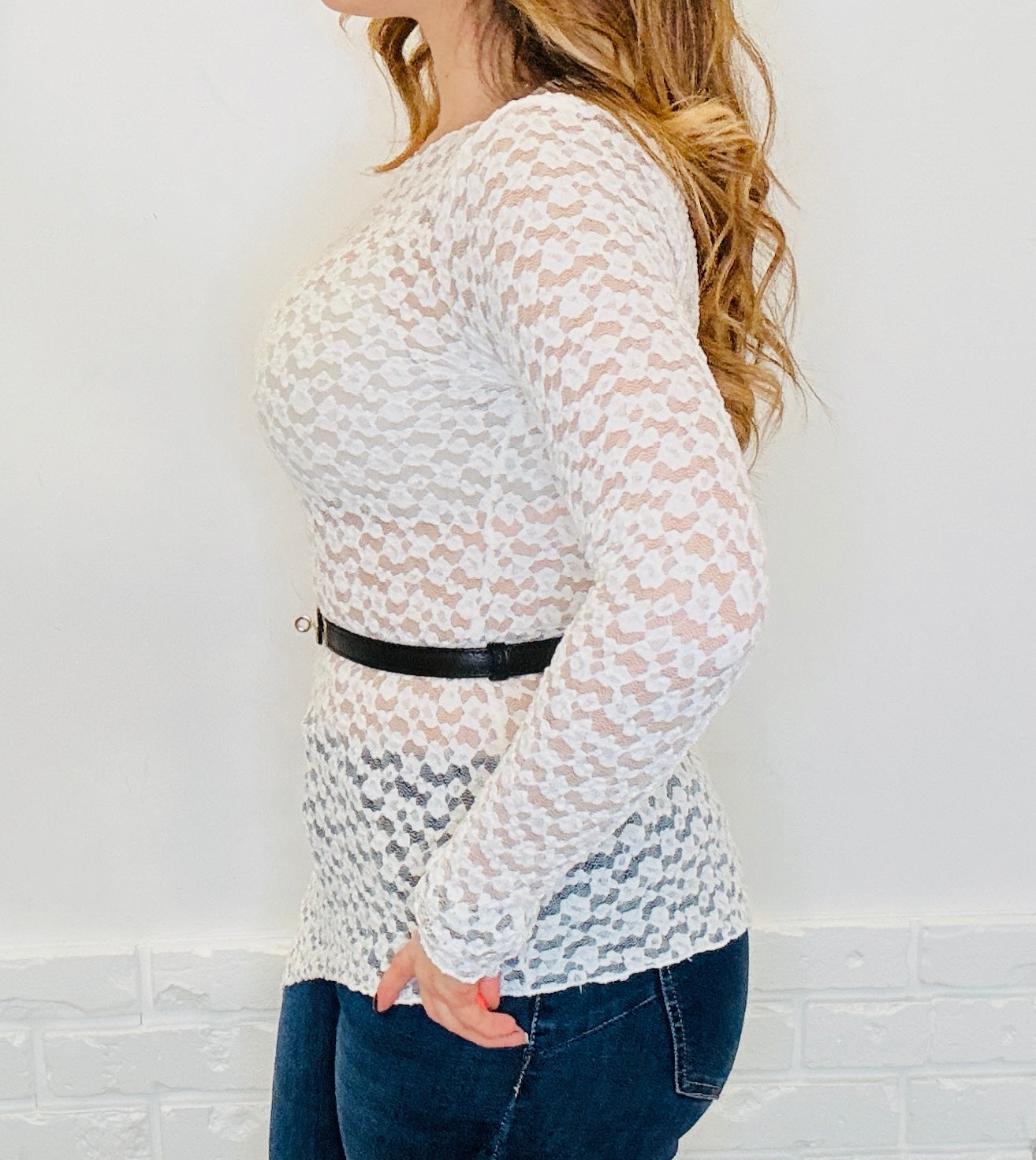 Maglia in pizzo con taglio trasversale