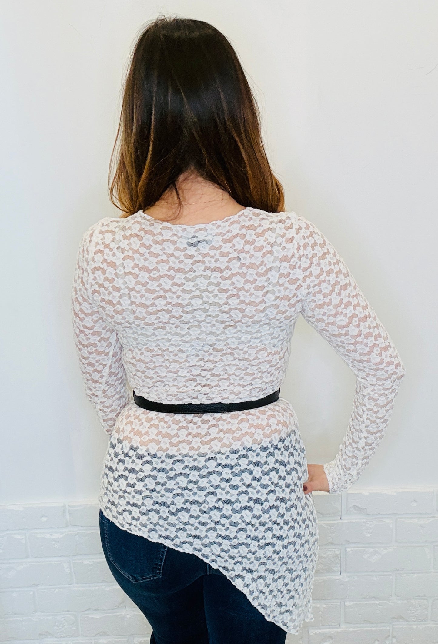 Maglia in pizzo con taglio trasversale