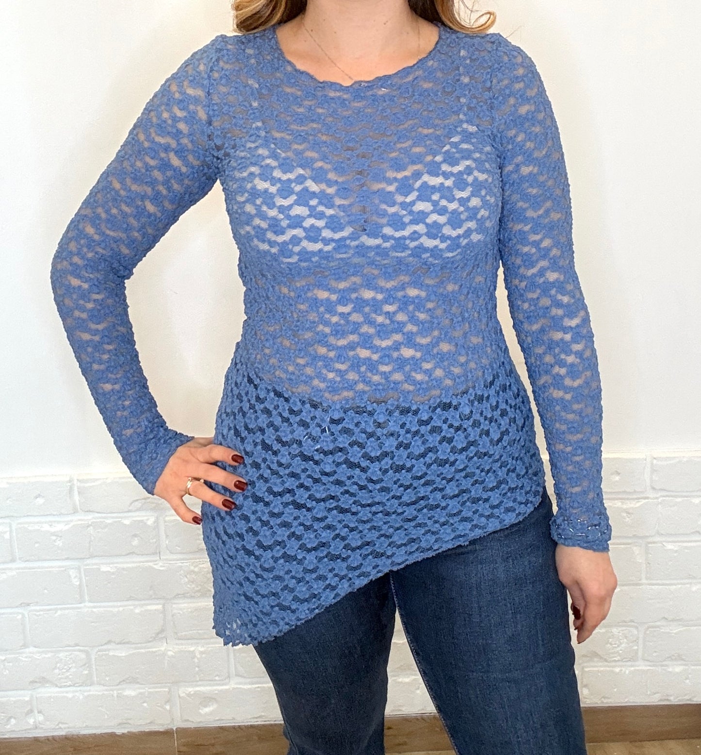 Maglia in pizzo con taglio trasversale