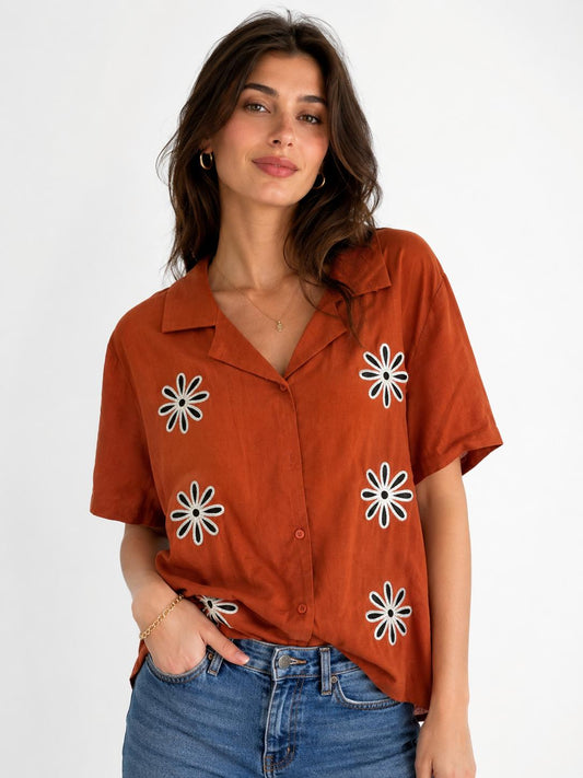 Camicia in misto lino con fiori ricamati